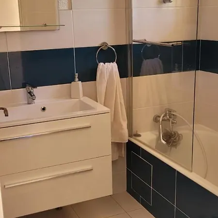 Proche Yourhostehelper Apartment